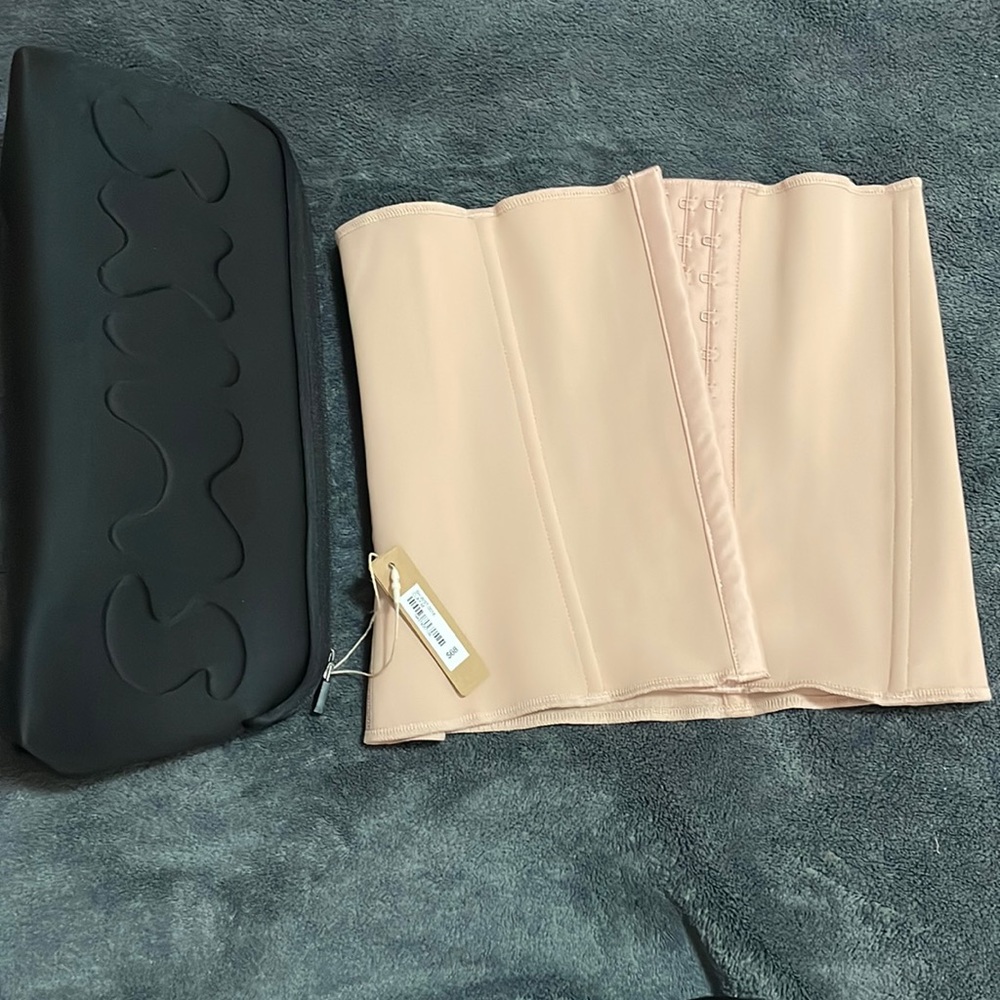 NWT: SKIMS Clay Waist trainer & Travel Case